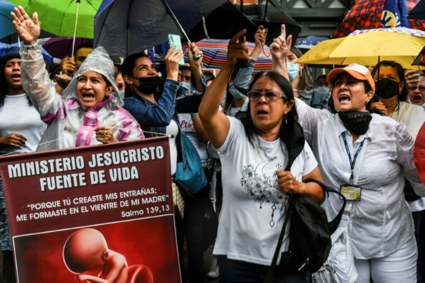 Manifestation après que la Cour constitutionnelle colombienne a dépénalisé l'avortement jusqu'à 24 semaines de grossesse, à Medellin le 27 février 2022 © JOAQUIN SARMIENTO