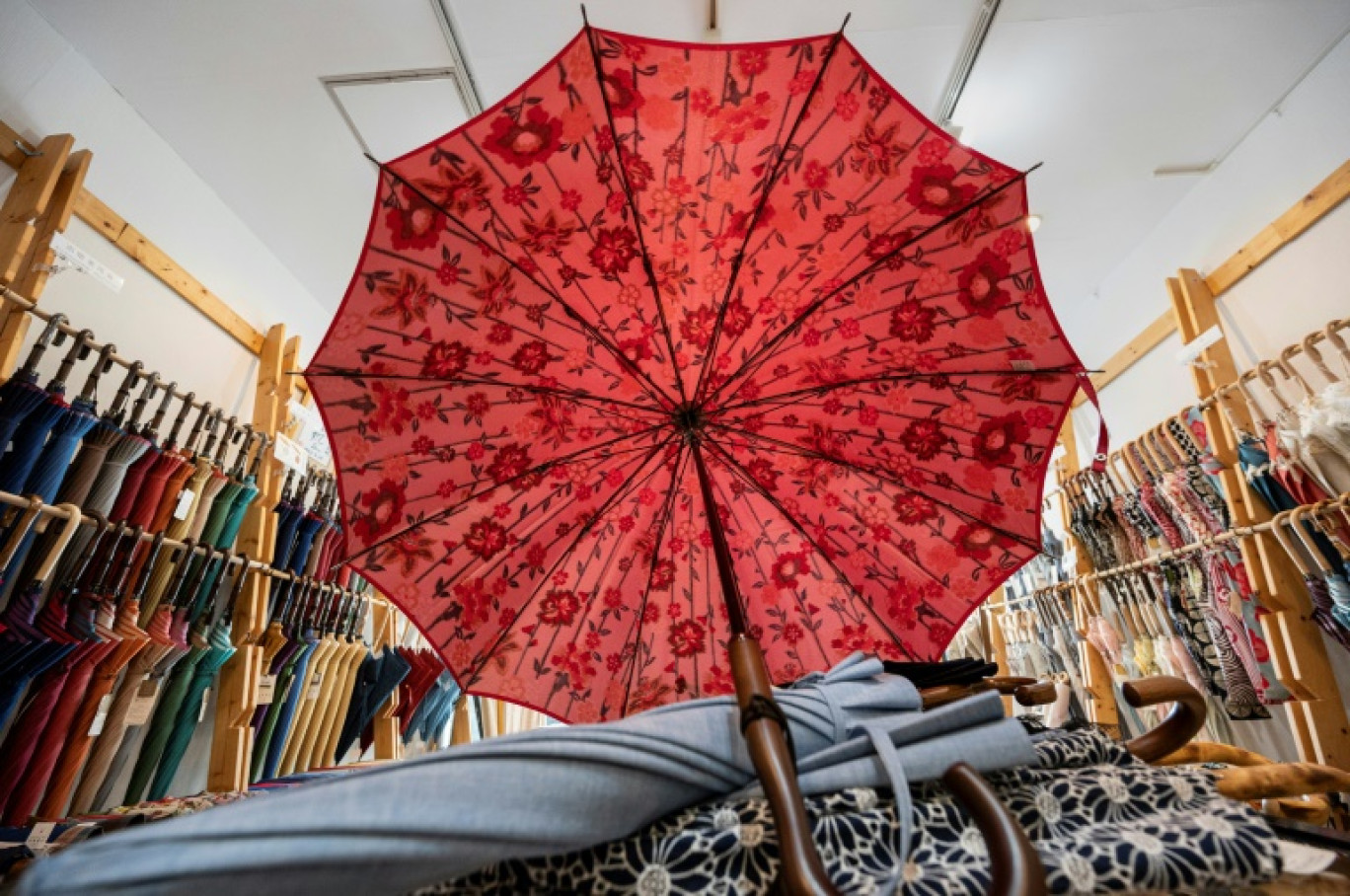 Des parapluies dans l'atelier-boutique Komiya Shoten, le 3 août 2023 à Tokyo © Richard A. Brooks