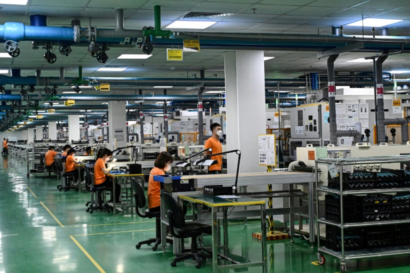 Des ouvriers vietnamiens à l'usine JNTC Vina, spécialisée dans les composants électroniques, dans la province de Phu Tho, le 25 août 2023 © Nhac NGUYEN