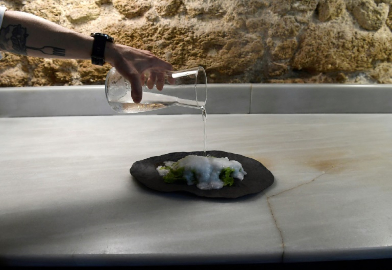 Un plat réalisé avec du sel d'El Puerto de Santa Maria dans le restaurant trois étoiles Aponiente, le 15 septembre 2023 © CRISTINA QUICLER