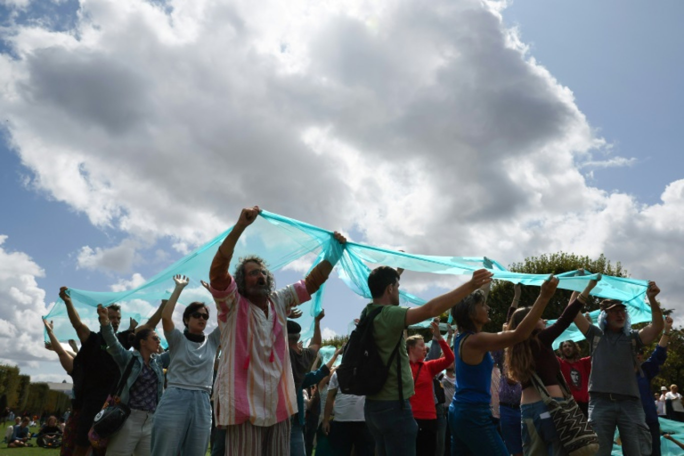 Arrivée sur le Champ de Mars du "Convoi de l’eau" constitué de plusieurs organisations qui réclament un moratoire sur les mégabassines, réserves controversées d'irrigation agricole, le 26 août 2023 à Paris © ALAIN JOCARD