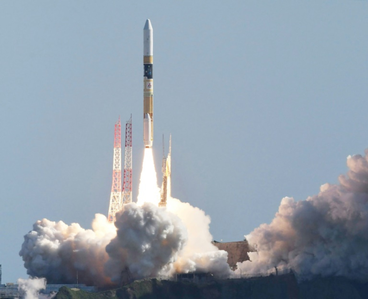 Photo fournie par l'agence Jiji du décollage de la fusée japonaise H-IIA le 7 septembre 2023 depuis le site de lancement de Tanegashima (sud-ouest du Japon), avec à bord un petit atterrisseur lunaire © STR