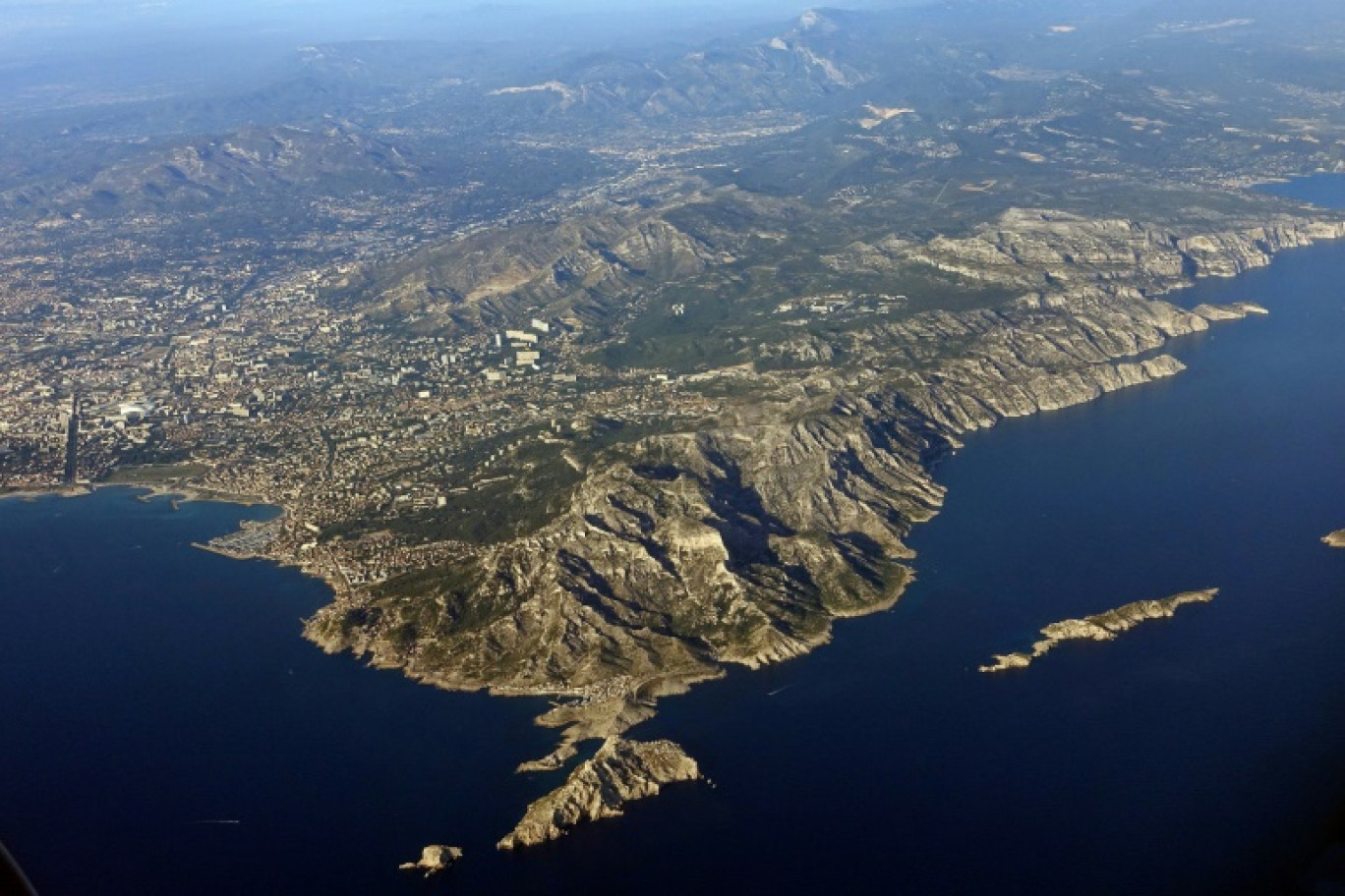 Photo aérienne de la ville de Marseille, à gauche, avec le Cap Croisette au centre © PASCAL POCHARD-CASABIANCA