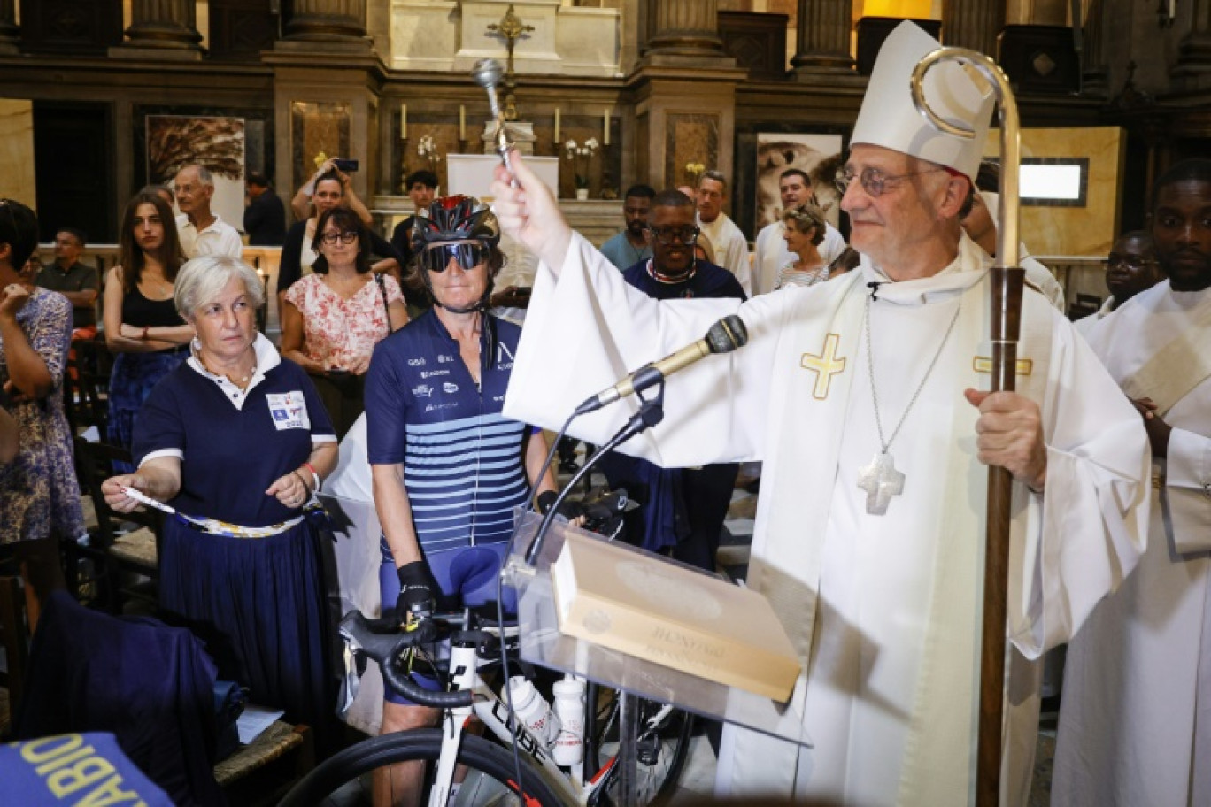 Mgr Philippe Marsset, évêque auxiliaire de Paris, bénit des sportifs à la chapelle dédiée Notre-Dame-des-Sportifs, au sein de l'église de la Madeleine, le 9 septembre 2023 à Paris © Geoffroy VAN DER HASSELT