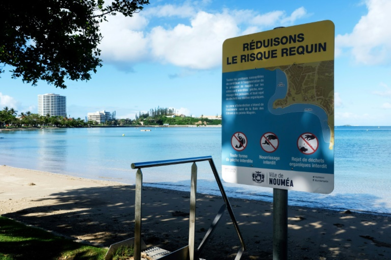 Une pancarte avec des informations sur les requins, sur la plage de la Baie-des-Citrons, à Nouméa, en Nouvelle-Calédonie, le 29 avril 2021 © Theo Rouby