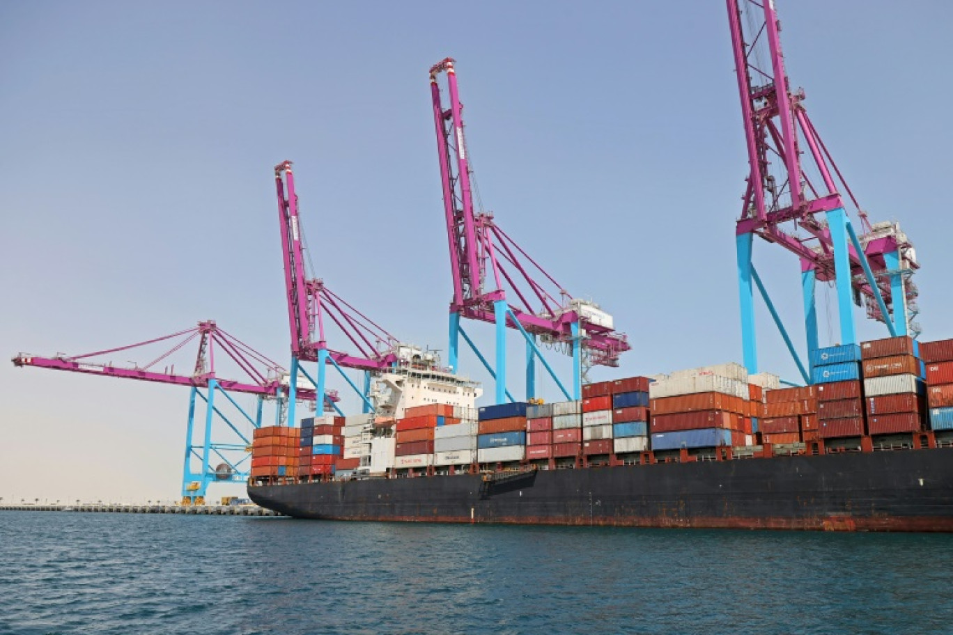 Le porte-conteneurs SCI CHENNAI battant pavillon indien, au port de Hamad, dans la capitale qatarie Doha, le 20 mars 2022 © KARIM JAAFAR