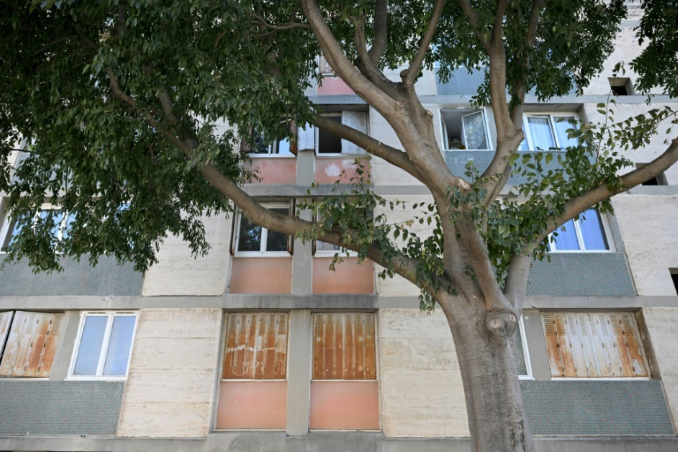 L'immeuble où une jeune femme a été gravement blessée chez elle par des tirs à l'aveugle, dans le 10e arrondissement de Marseille, le 11 septembre 2023 © Nicolas TUCAT