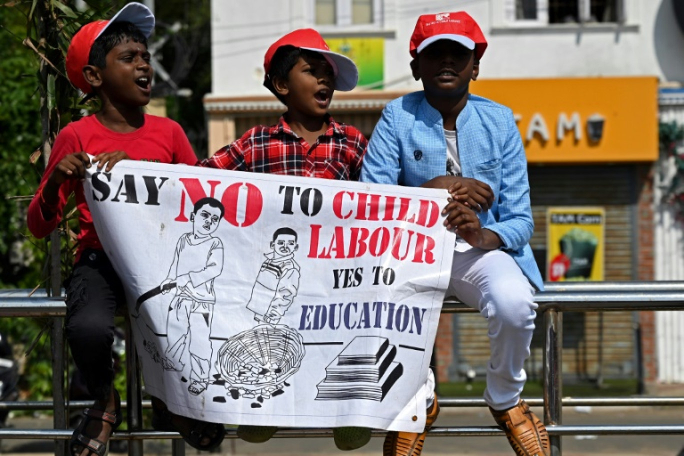 Des jeunes garçons manifestent pour la "Journée mondiale contre le travail des enfants" à Chennai en Inde le 12 juin 2022 © Arun SANKAR