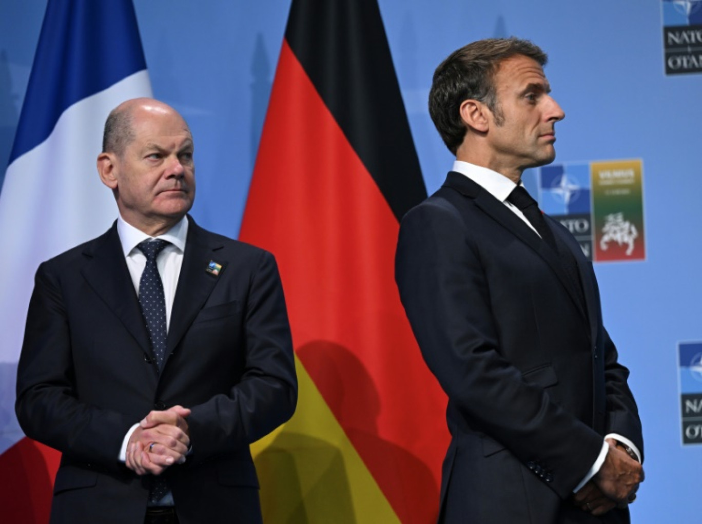 Le chancelier allemand Olaf Scholz (à gauche) et le président français Emmanuel Macron, le 12 juillet 2023 au sommet de l'Otan à Vilnius © ANDREW CABALLERO-REYNOLDS