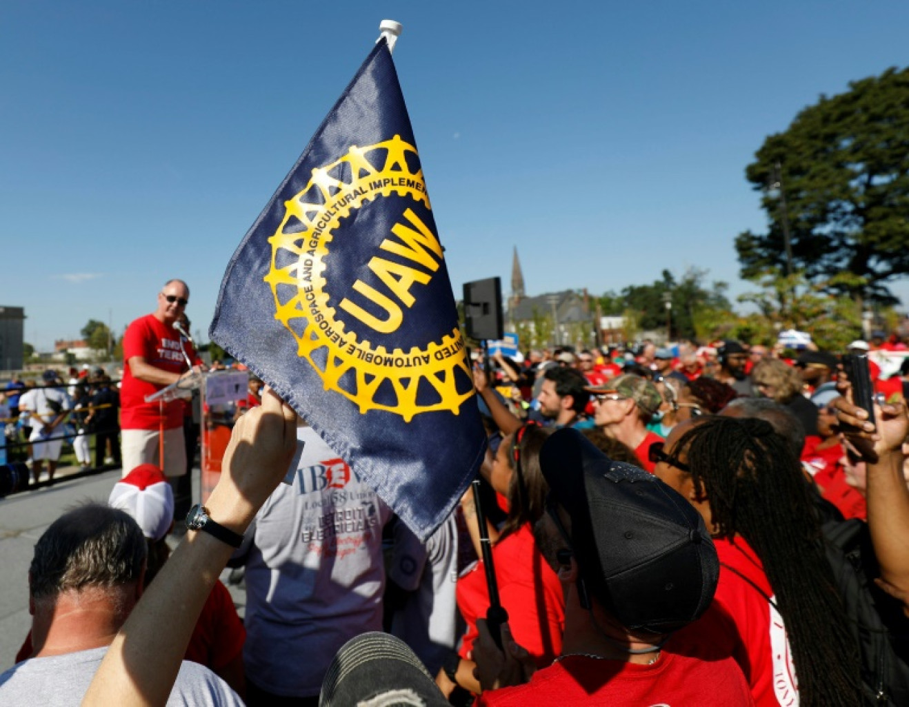 Des manifestants du syndicat United Auto Workers (UAW) et son nouveau président Shawn Fain le 4 septembre 2023 à Détroit, dans le Michigan américain © BILL PUGLIANO