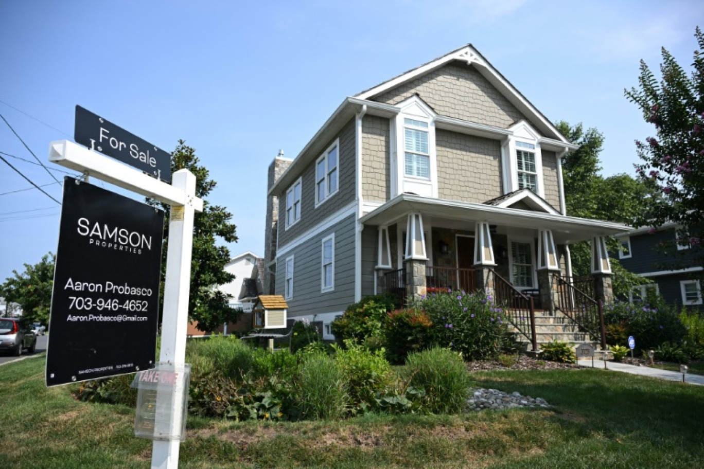 Un panneau à vendre devant une maison d'Arlington, en Virginie, du 22 août 2023 © Andrew Caballero-Reynolds