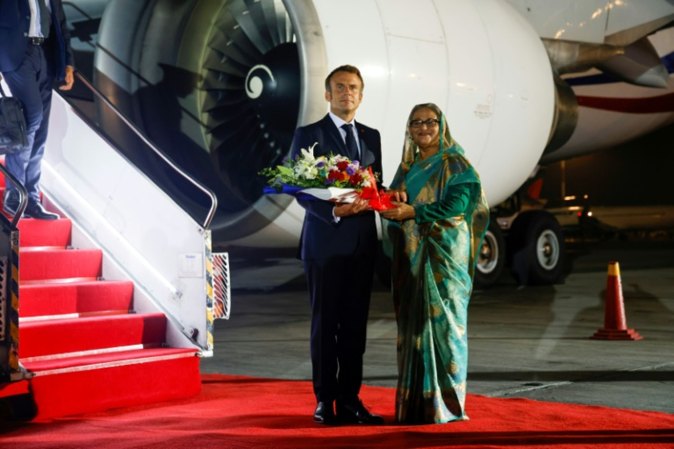 Le président Emmanuel Macron accueilli par la Première ministre du Bangladesh, Sheikh Hasina, à son arrivée à l'aéroport de Dacca, le 10 septembre 2023 © Ludovic MARIN