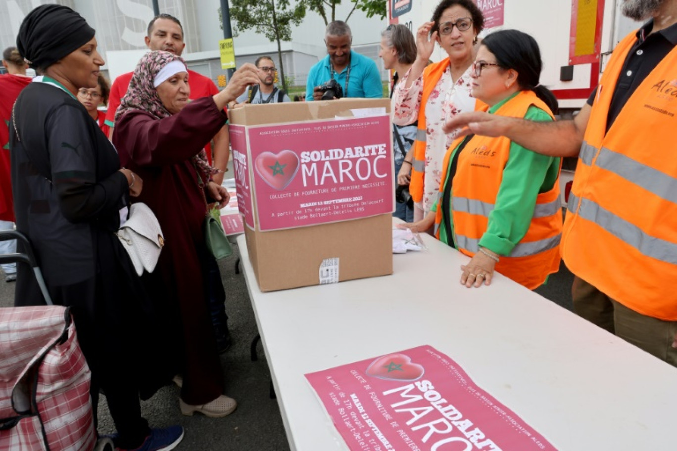 Une femme fait un don pour les victimes du tremblement de terre au Maroc dans un point de collecte au stade Bollaert de Lens, le 12 septembre 2023 dans le Pas-de-Calais © Denis Charlet