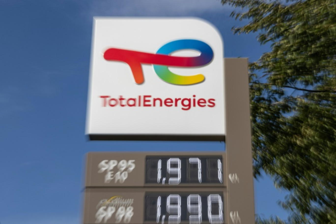 Le groupe pétrolier TotalEnergies annonce qu'il prolongera l'an prochain le plafonnement à 1,99 euro par litre du prix de l'essence et du diesel dans ses 3.400 stations © Sameer Al-DOUMY