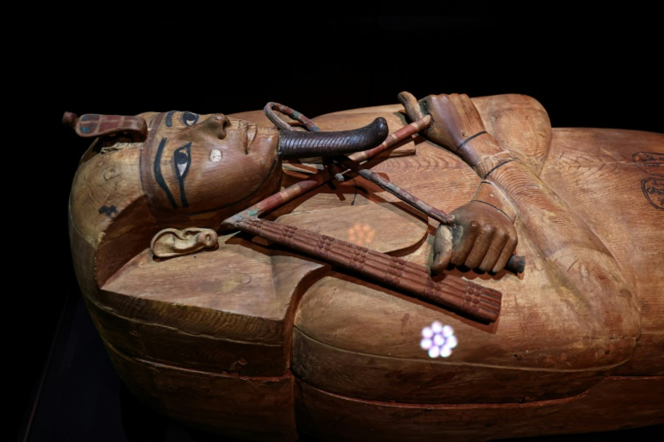 Le sarcophage du pharaon égyptien Ramsès II exposé à Paris à la Grande halle de La Villette, le 6 avril 2023 © Anne-Christine POUJOULAT