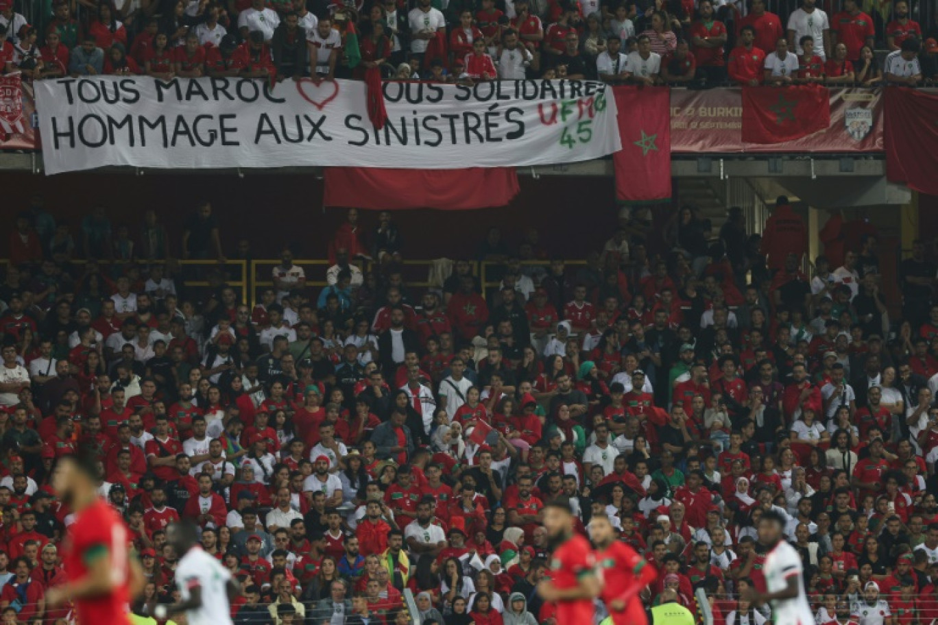 Une banderole de soutien aux sinistrés du séisme au Maroc au stade Bollaert lors du match amical entre le Maroc et le Burkina Faso, le 12 septembre 2023 à Lens © Ayoub Benkarroum