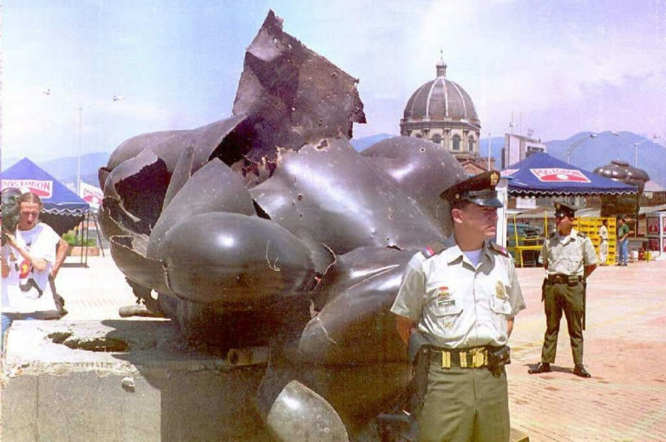 Une sculpture gravement endommagée de Fernando Botero le 11 juin 2002 à Medellin en Colombie © JUAN SANCHEZ-EL TIEMPO