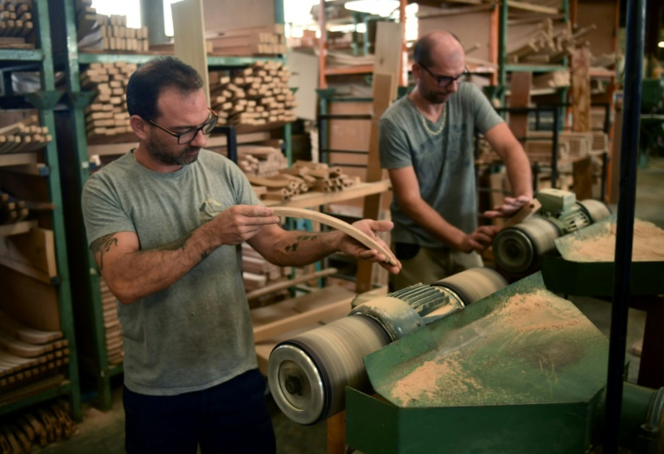 Des employés fabriquent des chaises dans l'atelier de l'entreprise familiale Bastiat Sièges, le 11 septembre 2023 à Hagetmau, dans les Landes © GAIZKA IROZ