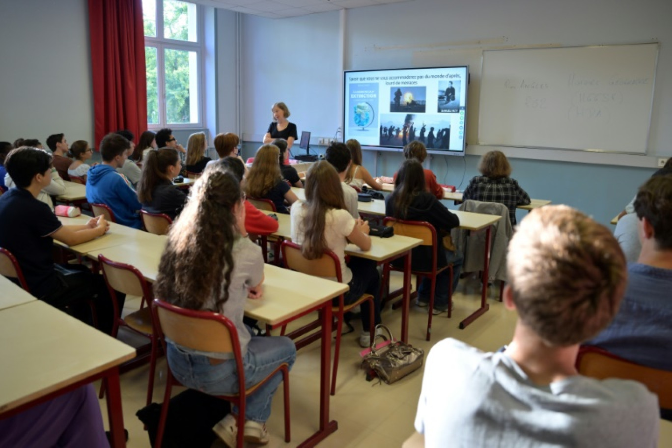 Des élèves écoutent leur professeur dans une salle de classe du lycée Victor-Duruy à Paris, le 4 septembre 2023 © Miguel MEDINA