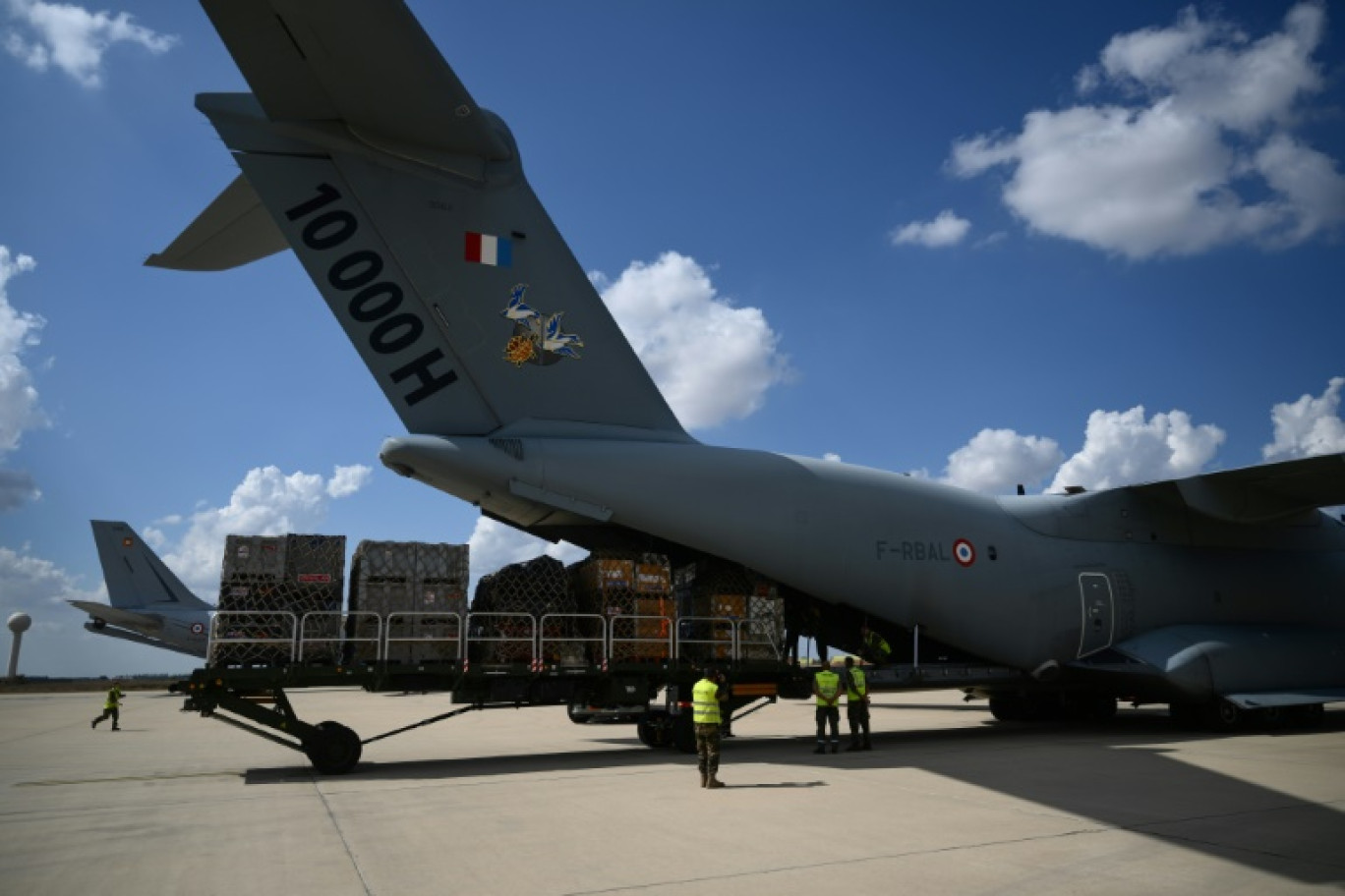 Chargement d'aide humanitaire à bord d'un  Airbus A400M-180 de l'armée de l'air française à destination de la Libye sur la base aérienne d'Istres, le 13 septembre 2023dans les Bouches-du-Rhône © CHRISTOPHE SIMON