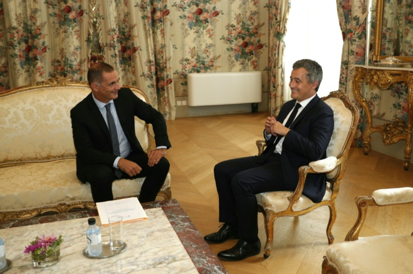 Le ministre de l'Intérieur Gérald Darmanin (d) et le président autonomiste de l'exécutif Gilles Simeoni, le 13 septembre 2023 à Ajaccio, en Corse © Pascal POCHARD-CASABIANCA