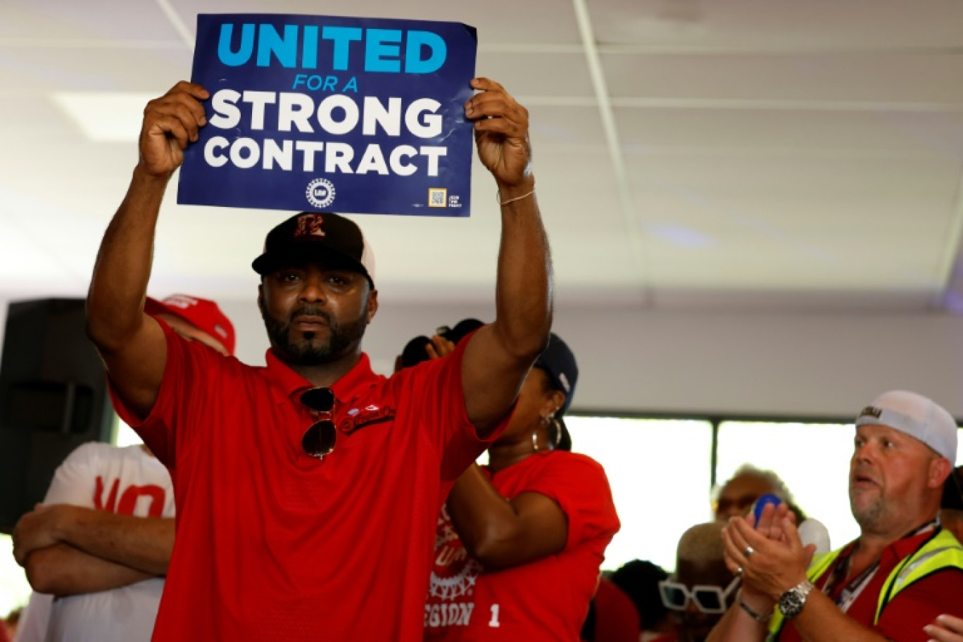 Le président du syndicat UAW Shawn Fain parle aux médias sur un piquet de grève près de l'usine Ford d'assemblage à Wayne, dans le Michigan, le 15 septembre 2023 © Matthew Hatcher