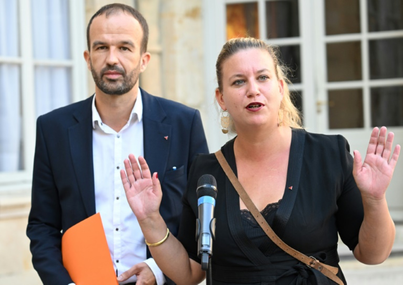 La présidente du groupe LFI à l'Assemblée nationale Mathilde Panot (d) et le député LFI Manuel Bompard sur le perron de l'hôtel Matignon à Paris, le 15 septembre 2023 © Bertrand GUAY