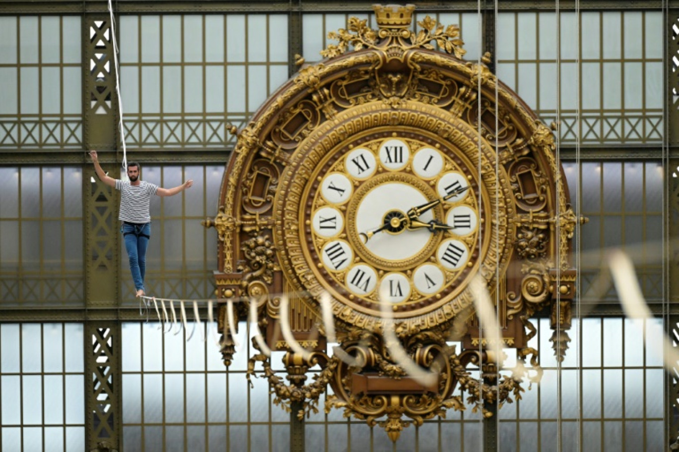 Le funambule Nathan Paulin traverse la grande nef du musée d'Orsay à Paris, le 16 septembre 2023, à l'occasion des 40e Journées européennes du patrimoine © JULIEN DE ROSA