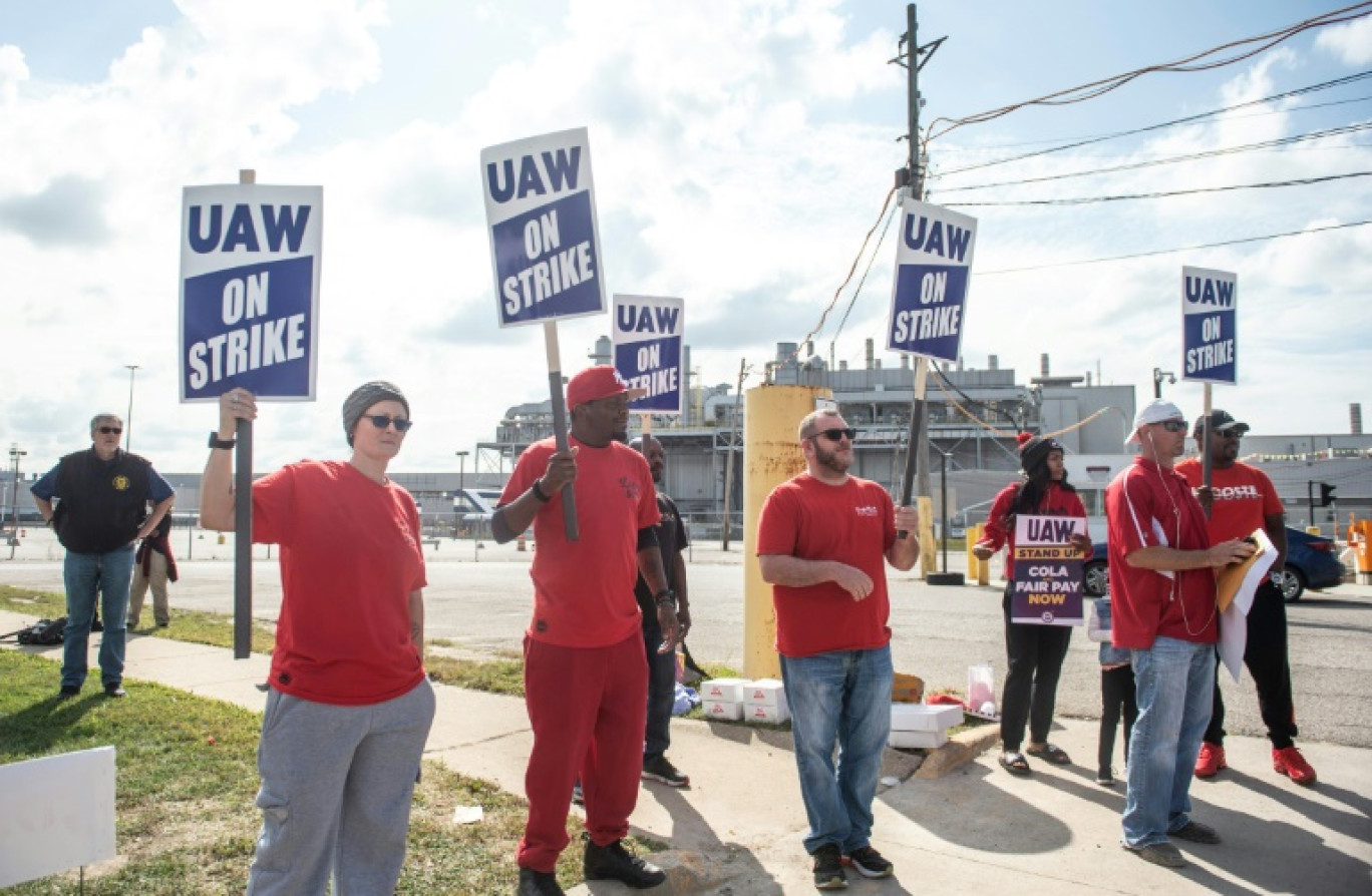 Des membres du syndicat UAW sur un piquet de grève à l'extérieur de l'usine Ford de Wayne, dans le Michigan, le 15 septembre 2023 © Matthew Hatcher