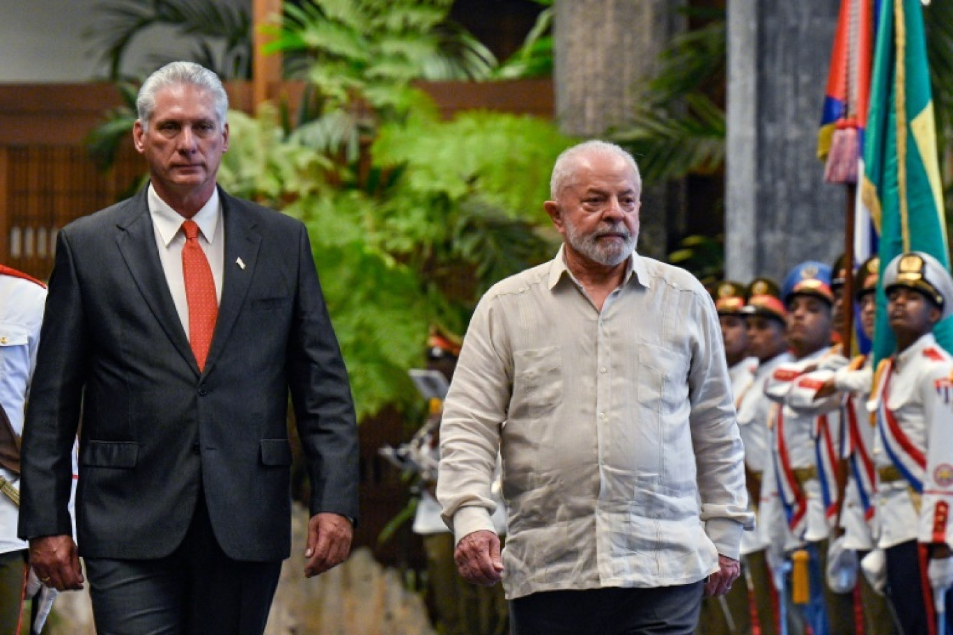 Les présidents cubain Miguel Diaz Canel (à gauche) et brésilien Luis Inacio Lula da Silva reçoivent les honneurs à leur arrivée au Palais de la Révolution à La Havane, le 16 septembre 2023 © Adalberto ROQUE