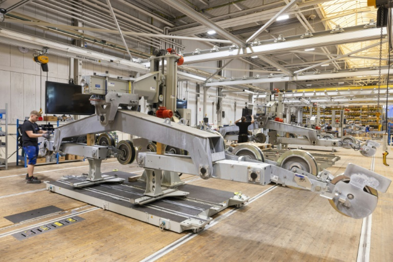 Des employés travaillent sur une chaîne de montage du premier téléphérique de la région Ile-de-France, dans l'usine du fabricant Doppelmayr, le 12 septembre 2023 à Wolfurt, en Autriche © ARND WIEGMANN