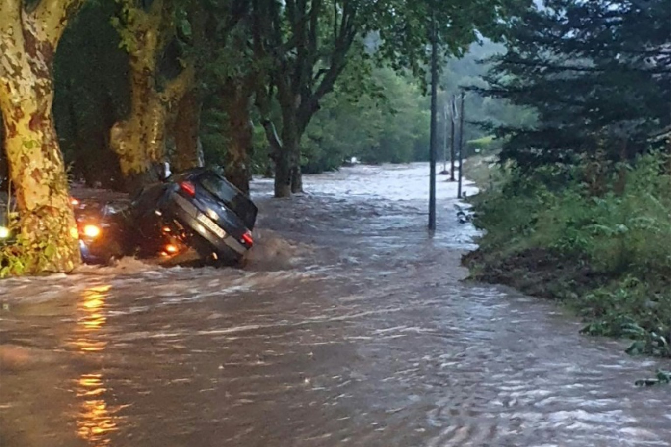 Photo fournie par le Service départemental d'incendie et de secours (SDIS) de l'Hérault d'une route inondée à Lunas, le 16 septembre 2023 © Handout