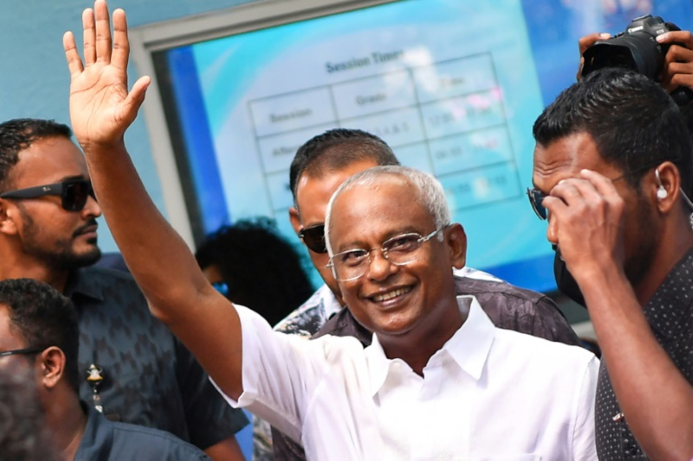 Ibrahim Mohamed Solih (c), président sortant des Maldives, salue la foule après avoir voté au deuxième tour de l'élection présidentielle, le 30 septembre 2023 à Malé © Mohamed Afrah