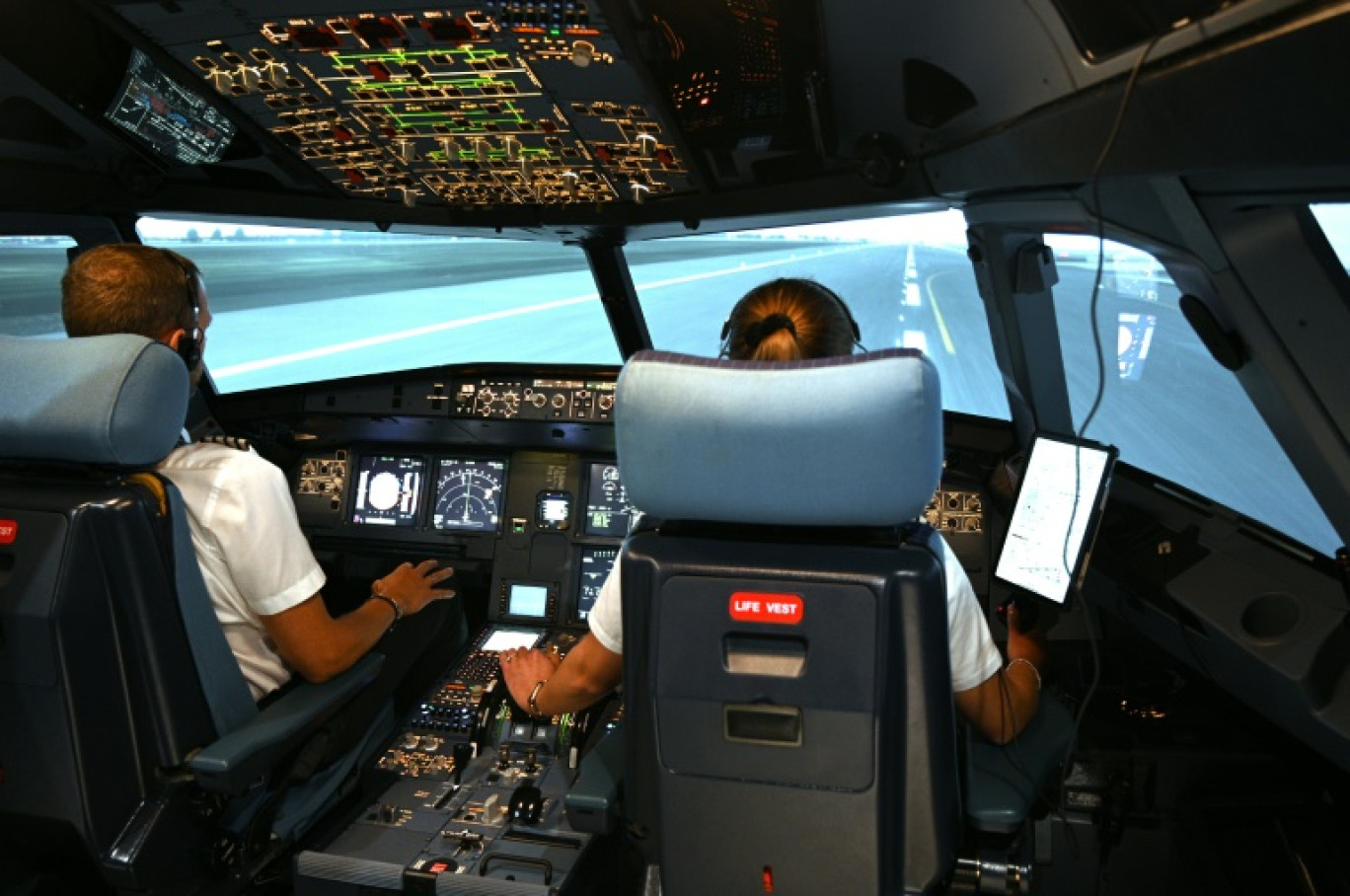 Des pilotes de ligne s'entraînent sur un simulateur de vol au centre CAE d'EasyJet, près de l'aéroport de Milan Malpensa, le 18 septembre 2023 à Lonate Pozzolo, en Italie © GABRIEL BOUYS