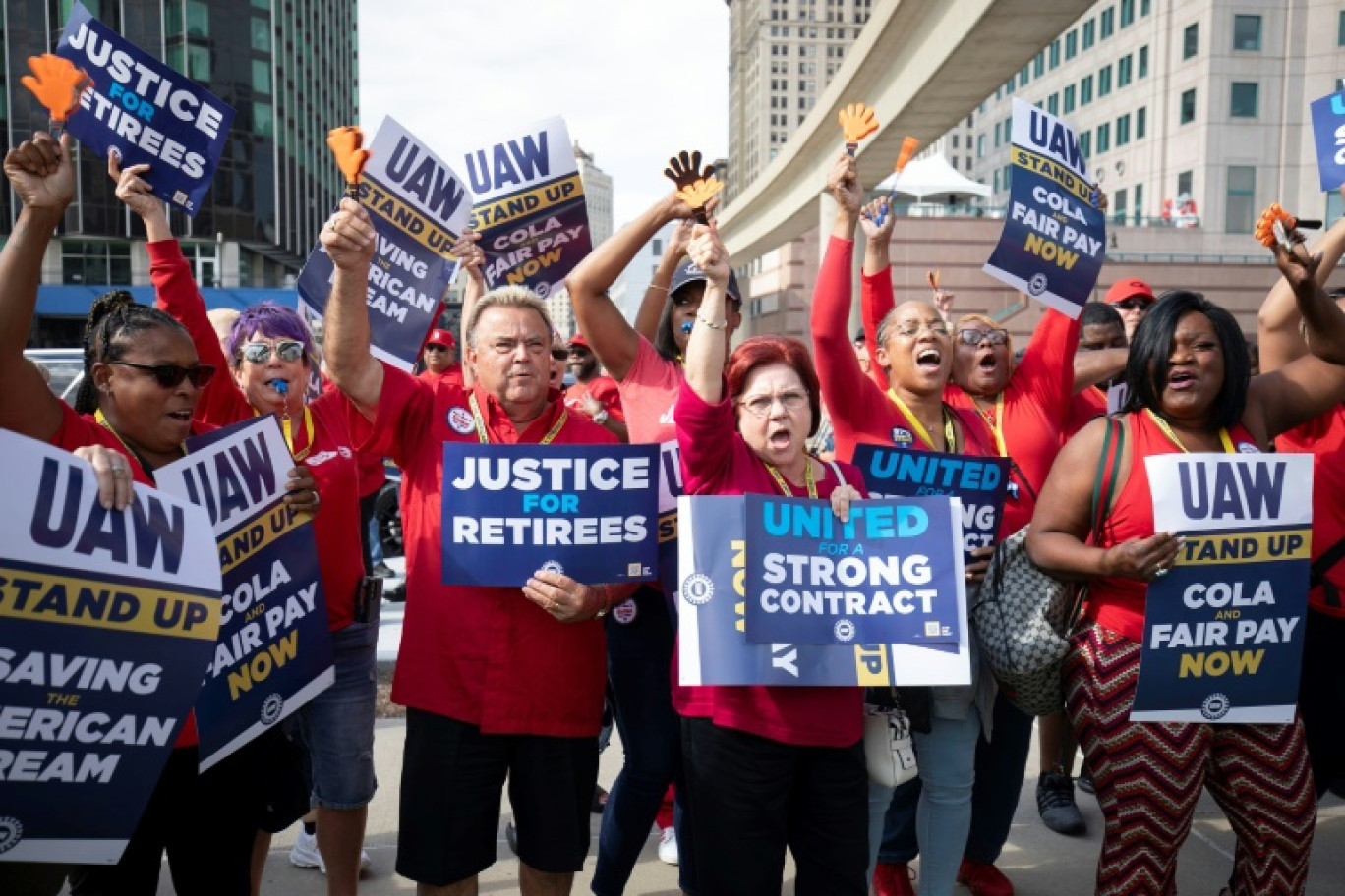 Des membres du syndicat UAW défilent au premier jour de la grève, le 15 septembre 2023 à Detroit, dans le Michigan © BILL PUGLIANO