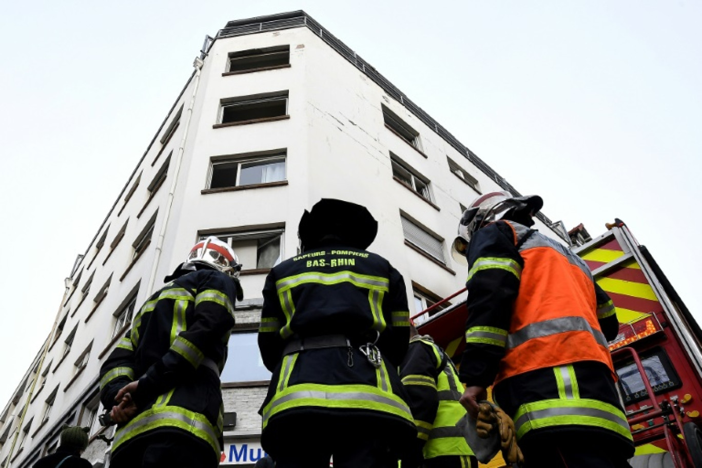 Des pompiers devant un immeuble endommagé par un incendie, le 277 février 2020 à Strasbourg © Patrick HERTZOG