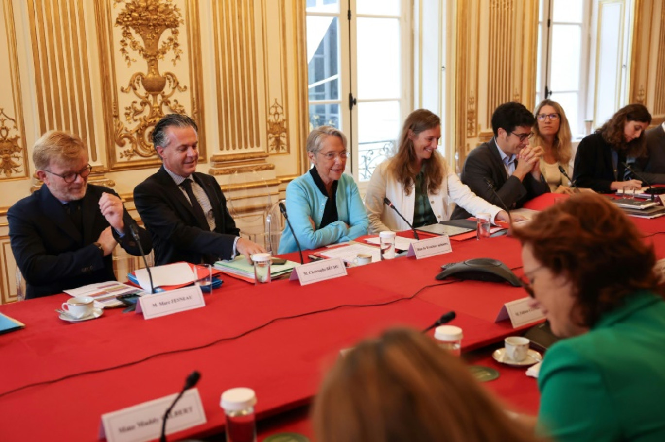 La Première ministre Elisabeth Borne, le ministre de la Transition écologique Christophe Béchu (2e g) et le ministre de l'Agriculture Marc Fesneau lors d'une rencontre avec les membres du Conseil national de la refondation à l'hôtel Matignon, le 19 septembre 2023 à Paris © Emmanuel DUNAND