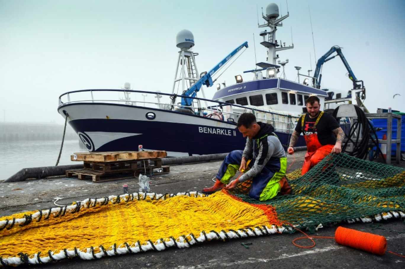 Des pêcheurs préparent leurs filets à Peterhead, le 7 septembre 2023 en Ecosse © Andy Buchanan