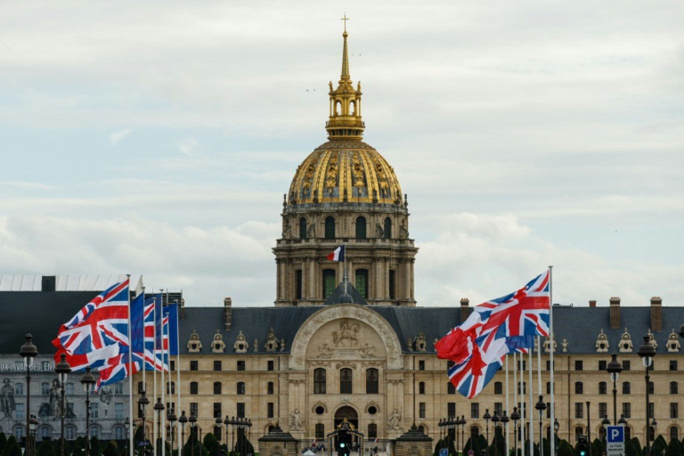 Le président français Emmanuel Macron et le roi Charles III à l'Arc de Triomphe à Paris le 20 septembre 2023, au premier jour de la visite d'Etat du monarque © Yoan VALAT