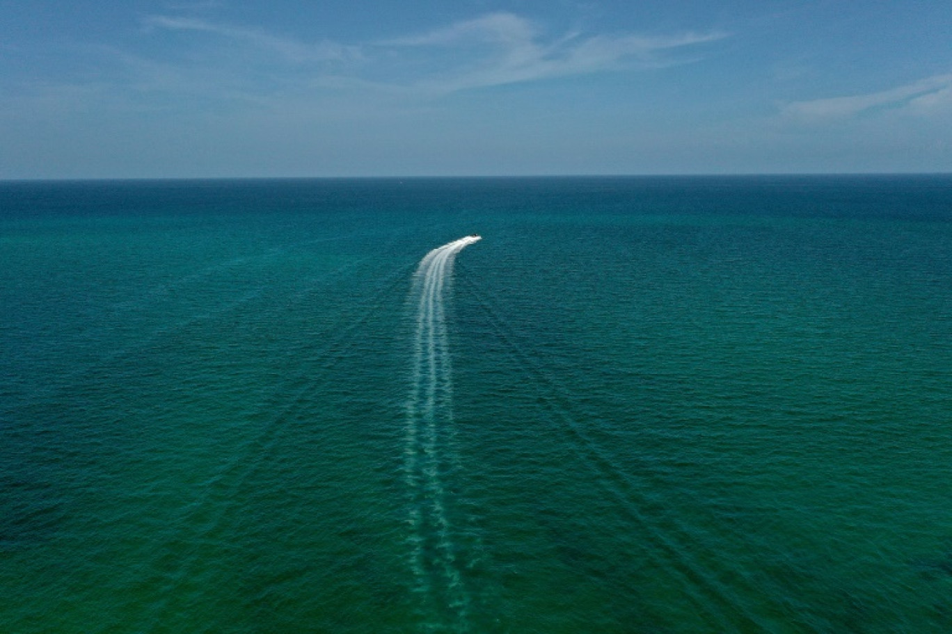 Un bateau se dirige vers l'océan Atlantique le 11 juillet 2023 depuis Miami, en Floride © JOE RAEDLE