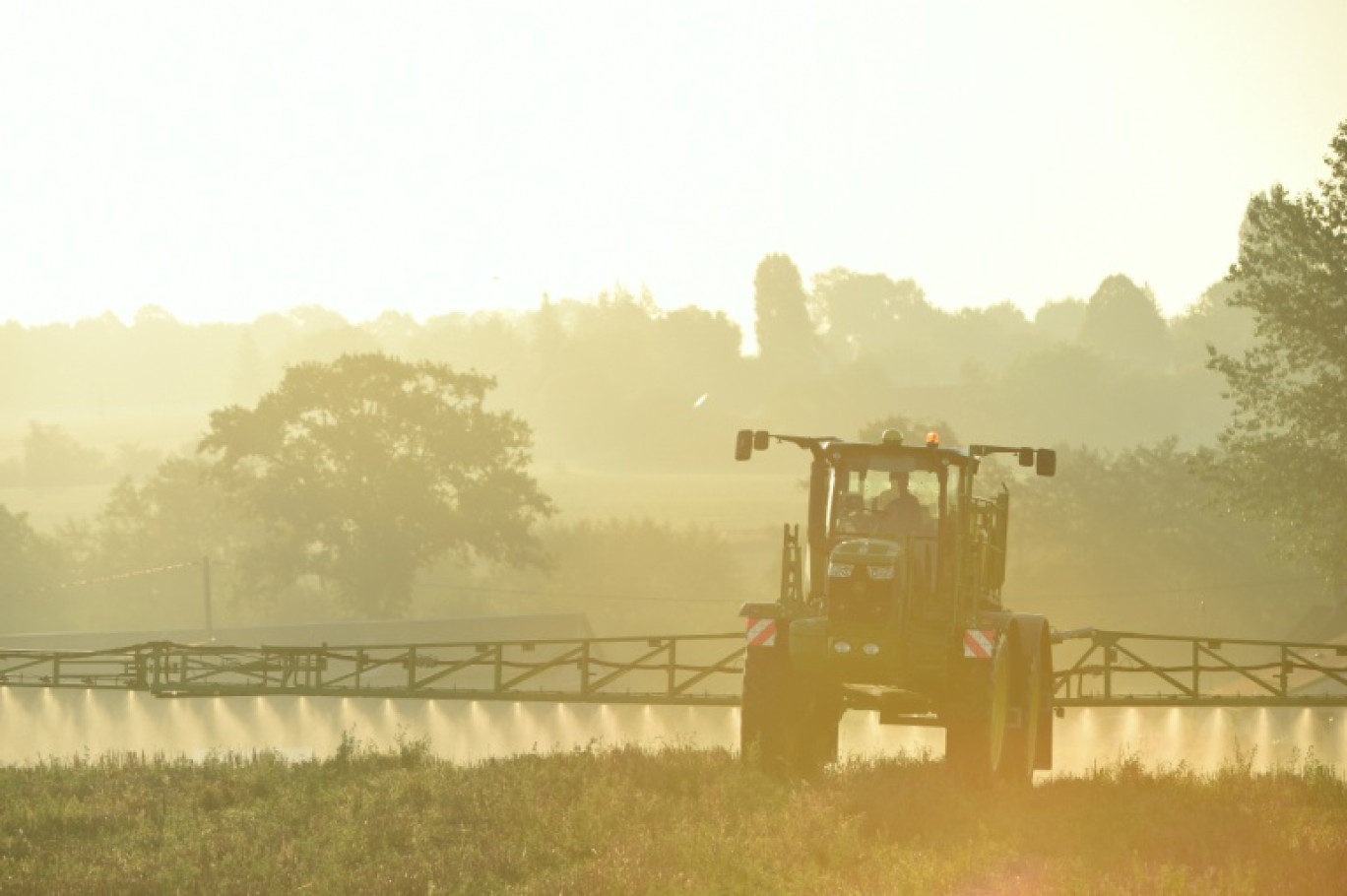 Un agriculteur épand un herbicide sur son exploitation dans la Sarthe, en 2019 © JEAN-FRANCOIS MONIER