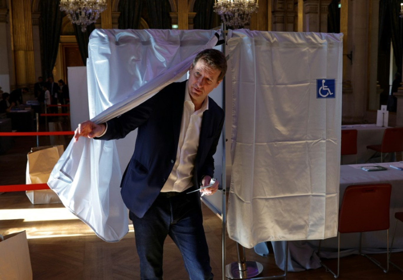 Yannick Jadot d'Europe-Ecologie-Les Verts (EELV) sort d'un isoloir lors des élections sénatoriales, le 24 septembre 2023 à Paris © Geoffroy VAN DER HASSELT