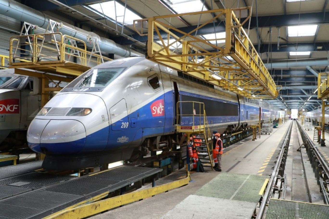 Des TGV dans un atelier de maintenance de la SNCF, le 14 mai 2020 à Châtillon, dans les Hauts-de-Seine © Ludovic MARIN