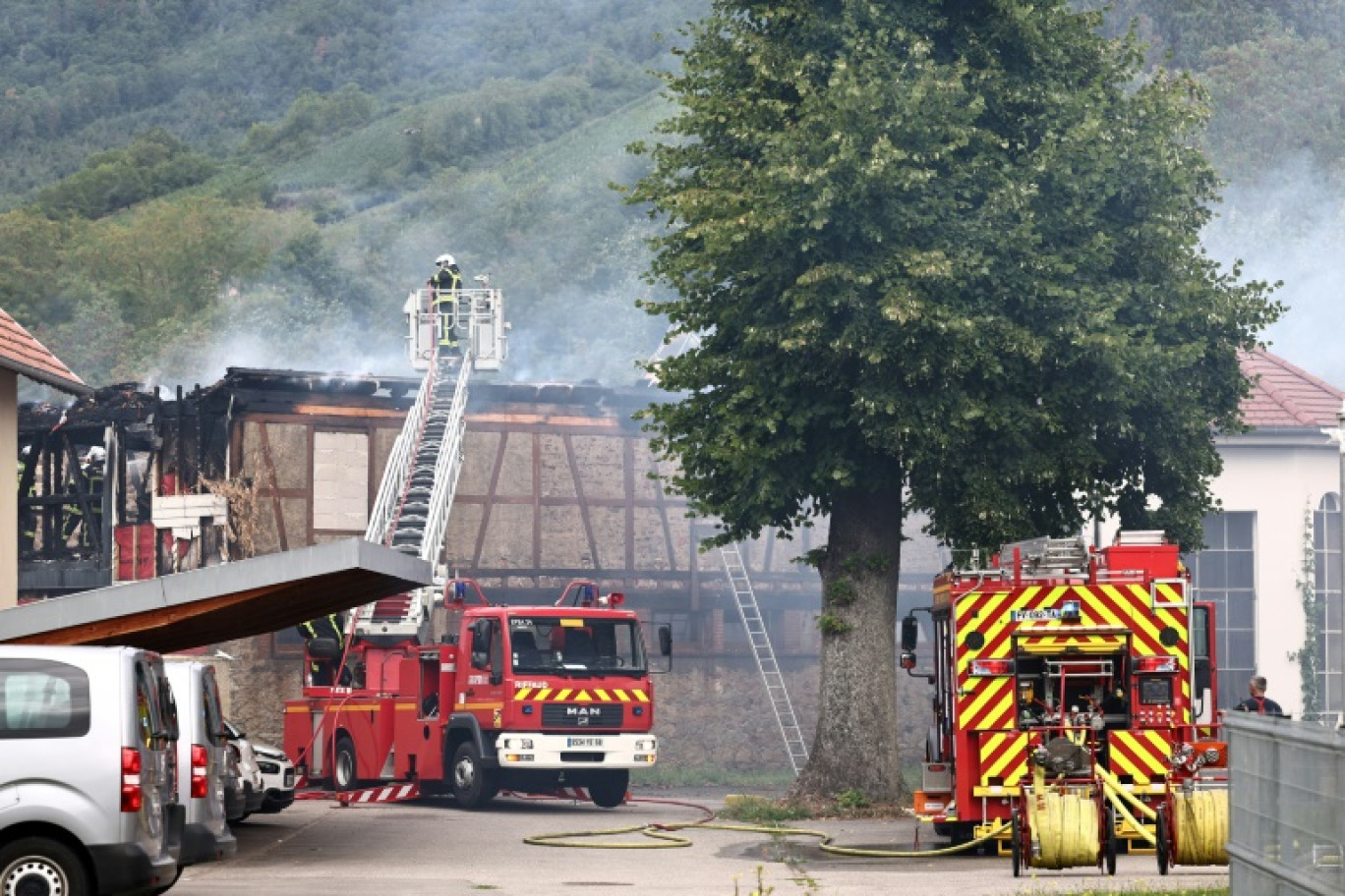 Des pompiers déployés sur l'incendie d'un gîte accueillant des personnes handicapés, le 9 août 2023 à Wintzenheim, dans le Haut-Rhin © Sébastien BOZON