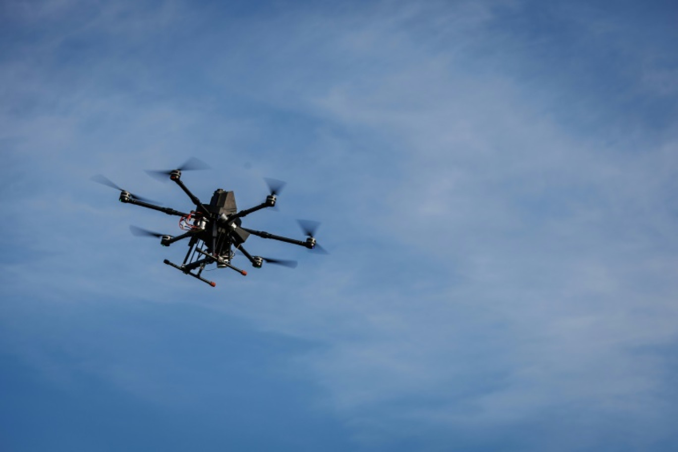 Un drone vole dans les airs lors d'un exercice de défense anti-drones organisé par l'Otan à Vredepeel, au Pays-Bas, le 20 septembre 2023 © Simon Wohlfahrt