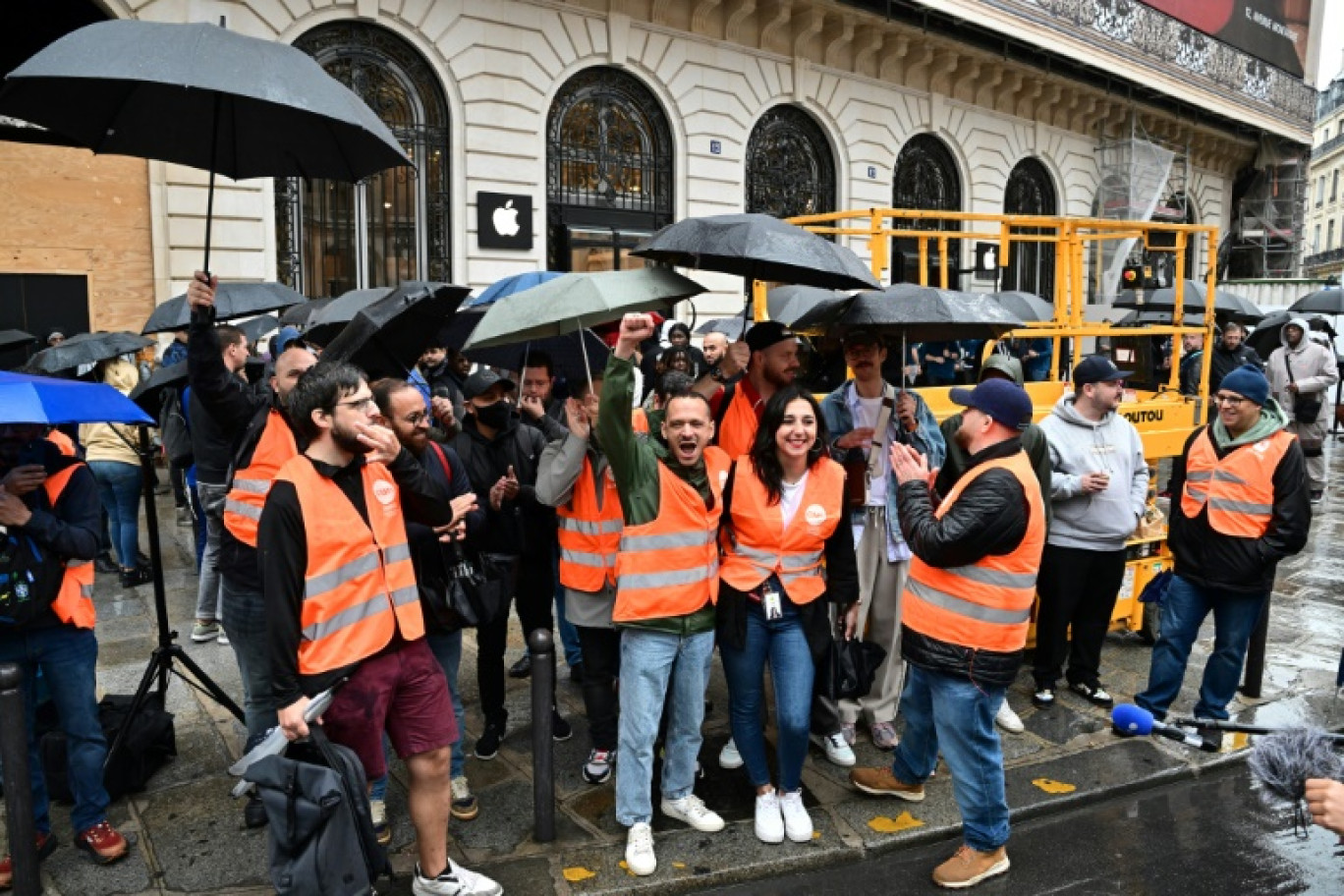 Des salariés d'Apple en grève, rassemblés devant le magasin du groupe américain à Paris, le 22 septembre 2023 © Miguel MEDINA