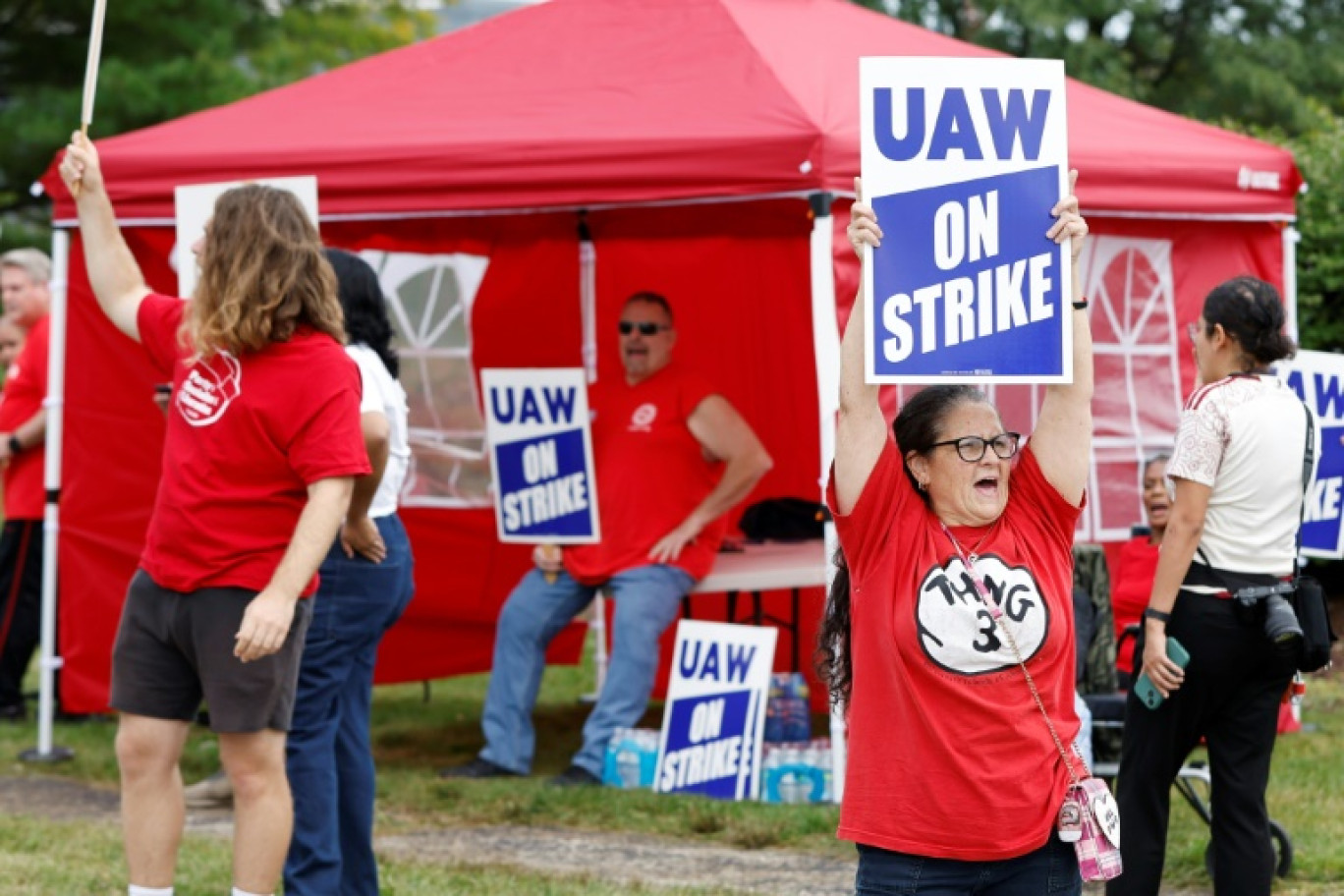 Des membres du syndicat UAW manifestent devant un centre de distribution de pièces détachées Stellantis, le 22 septembre 2023 à Center Line, dans le Michigan © KAMIL KRZACZYNSKI