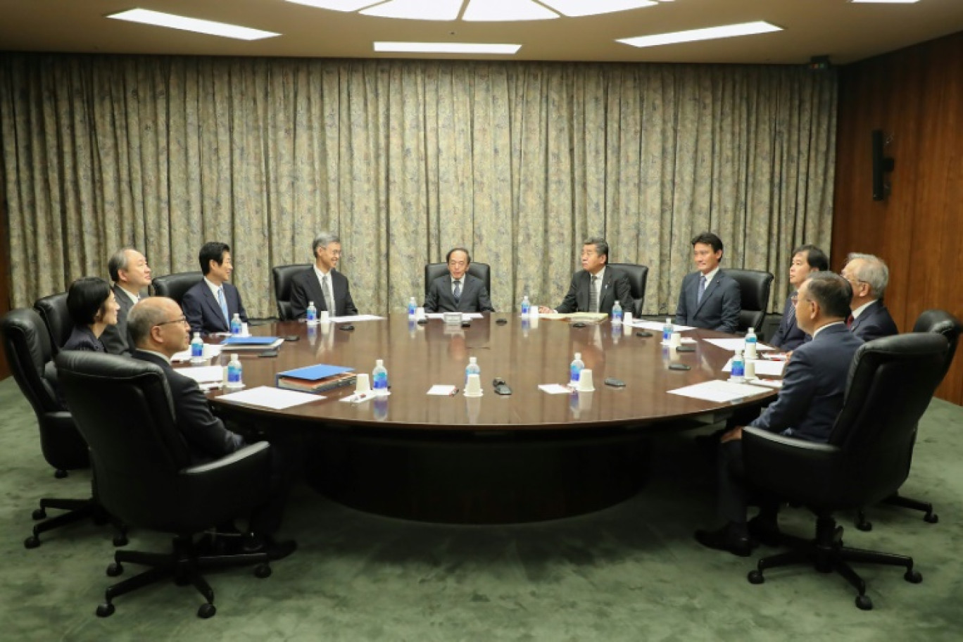 Les membres du comité de politique monétaire de la Banque du Japon, avec au centre son gouverneur Kazuo Ueda, le 22 septembre 2023 à Tokyo © STR