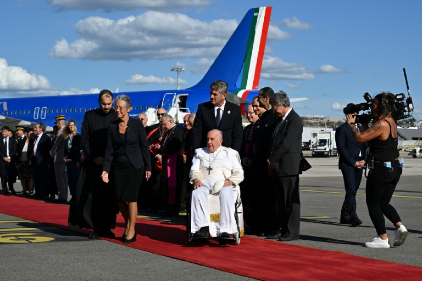 La Première ministre Elisabeth Borne (g) accueille le pape François à son arrivée à l'aéroport de Marseille, le 22 septembre 2023 © Andreas SOLARO