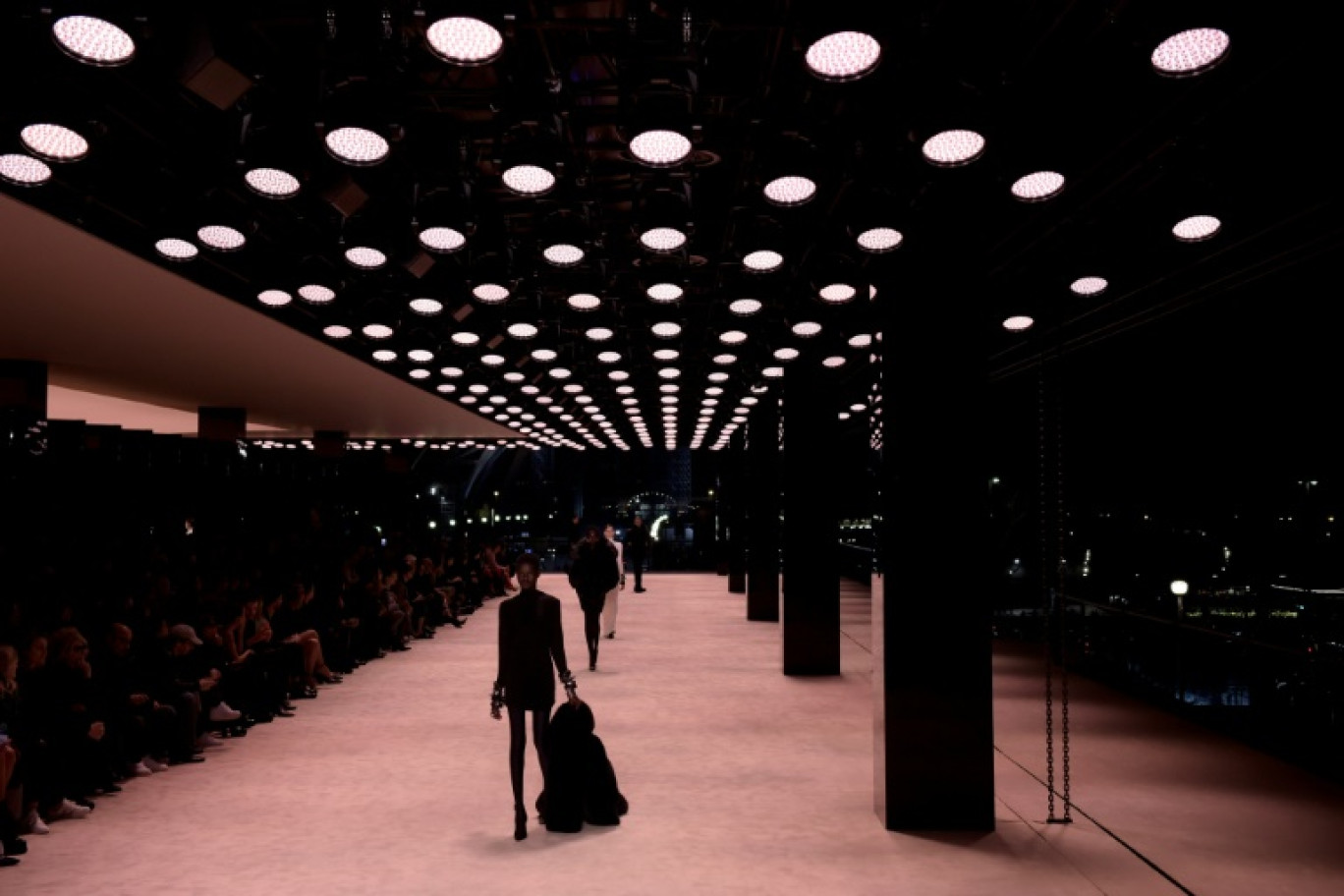 Défilé Saint Laurent à Paris, le 1er mars 2022 © JULIEN DE ROSA